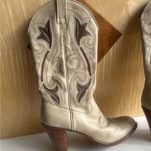 Dan Post Cowboy Heeled Western Boots in cream vintage 6.5 Made in Spain Leather